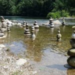 image de fond rivière pierres en équilibre