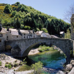 Ancien pont petit village